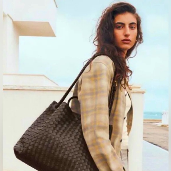 Authentic Bottega Veneta Leather bag . In excellent used condition. - Picture 3 of 10